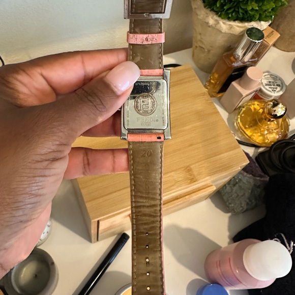 Diamond Classic Fendi Vintage Stainless Mother-of-Pearl Leather Watch Good Con - Picture 10 of 11